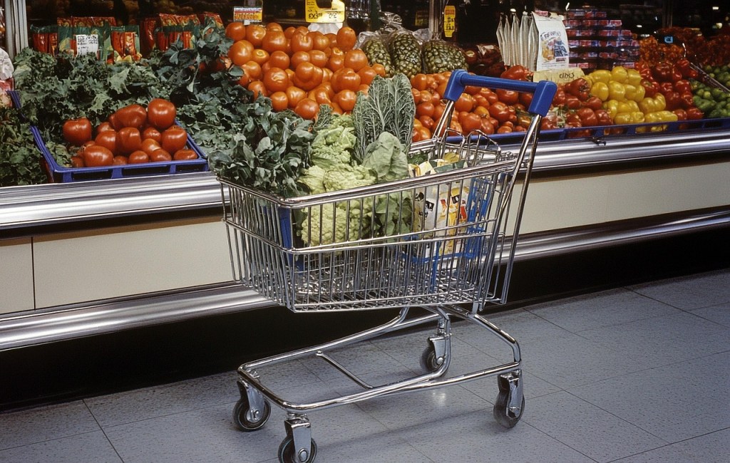 Storhandling – kundvagn fylld med basvaror.